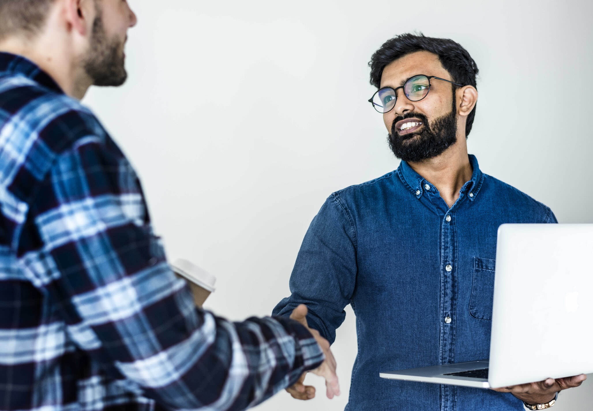 Un traducteur et un client se serrant la main